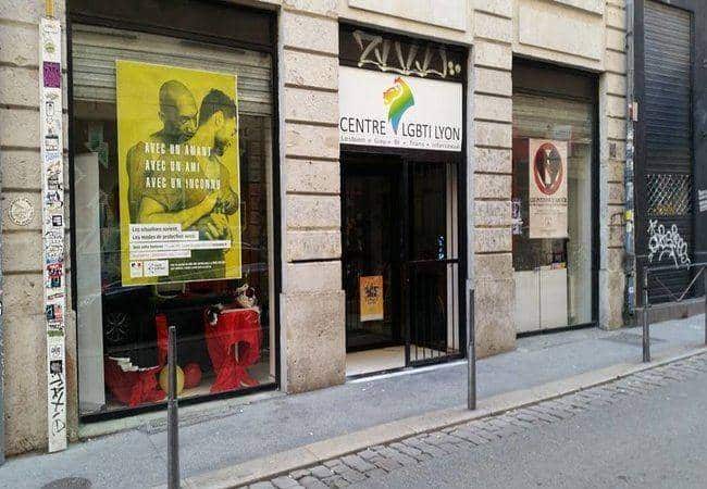 Drzwi Centrum Społeczności LGBTI w Lyonie