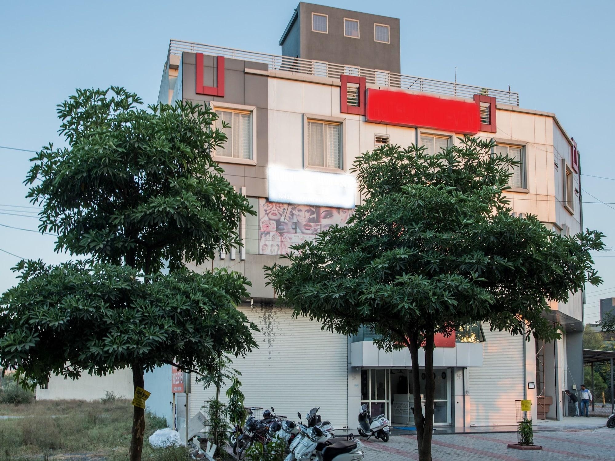 Oyo 10219 Hotel Ten Eleven