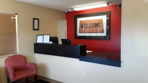 HomeTowne Studios by Red Roof Kansas City - Indepe