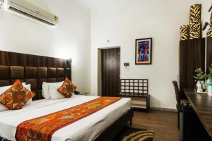 Zo Rooms VIP Road Kalakriti