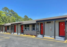 Whistling Pines Motel