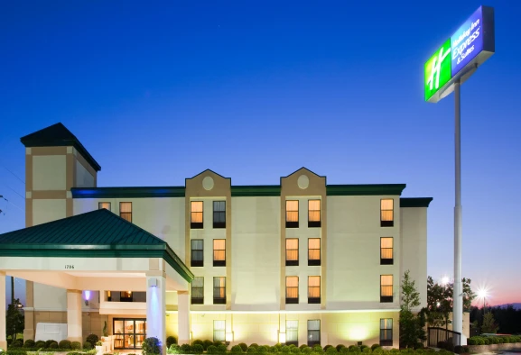 Holiday Inn Express & Suites Fayetteville Ft. Brag