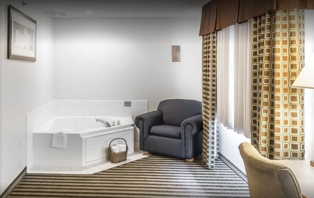 American Inn and Suites