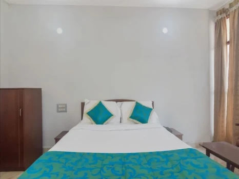 OYO 13581 Hotel Raj