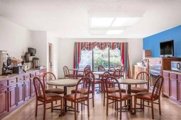Super 8 by Wyndham Tallapoosa