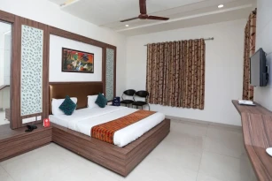 OYO 10343 Hotel Heera Foods