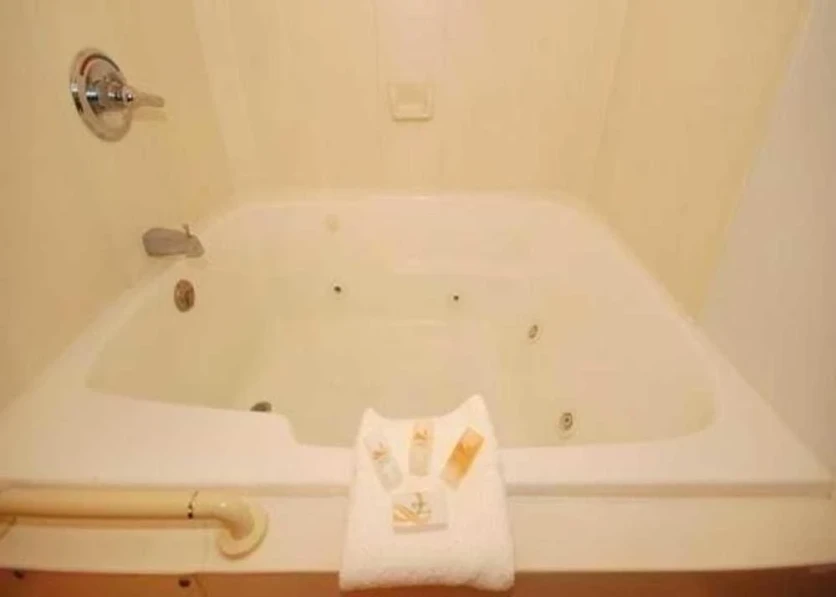 Econo Lodge Inn & Suites Waterloo Area