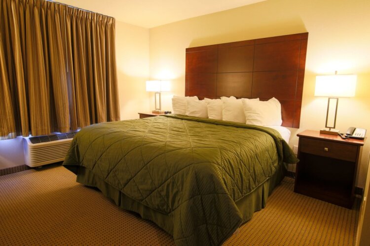 Cobblestone Hotel & Suites