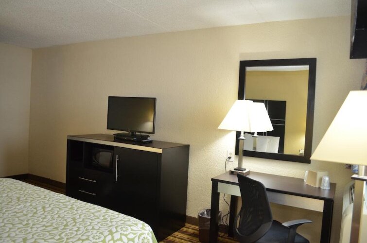 Days Inn Harriman Near Woodbury Commons Outlets