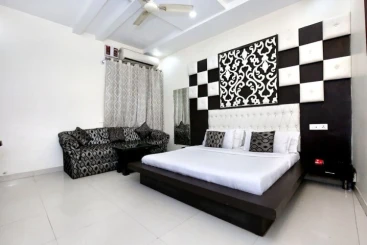 Capital O 9235 Hotel Nayyar