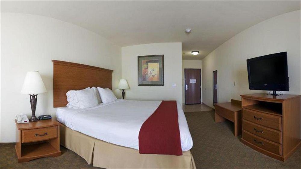 Holiday Inn Express Hotel and Suites Zapata
