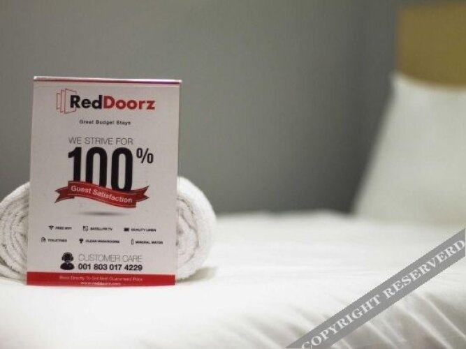 RedDoorz Plus @ Gandaria City