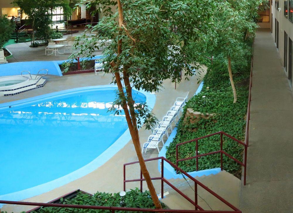 Red Roof Inn TownHouse - Grand Forks