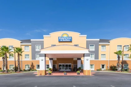 Days Inn & Suites by Wyndham Savannah North I-95