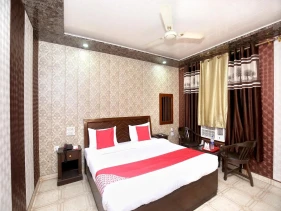 OYO 15772 Hotel Regal Plaza