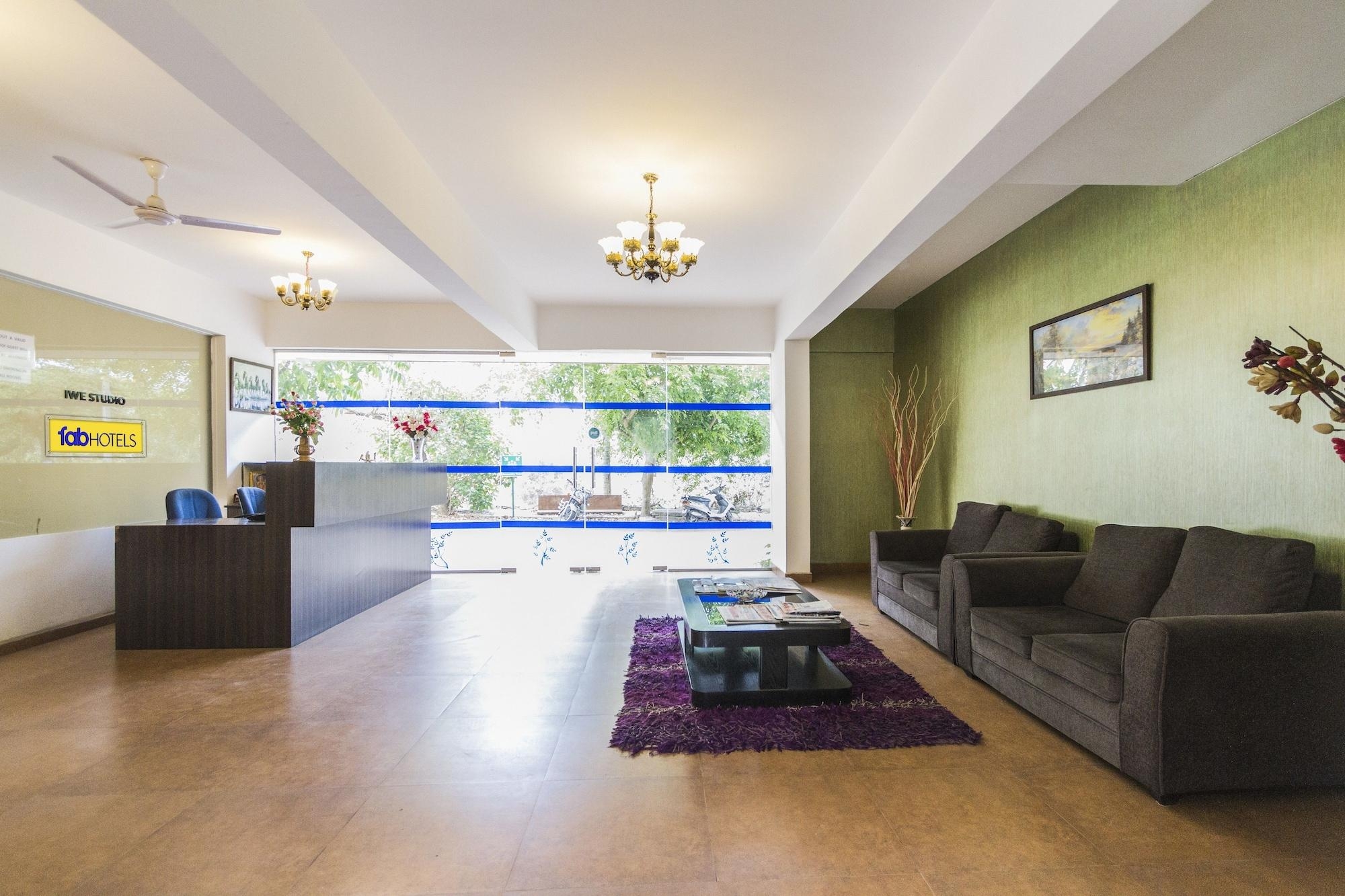 Fabhotel Iwe Studio Yelahanka