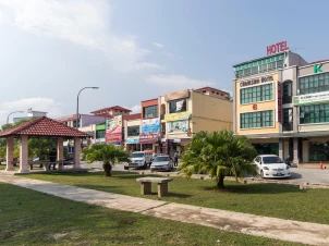 OYO 445 Charisma Hotel