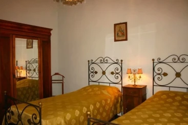 Stunning private villa for 6 guests with private pool, TV, pets allowed and parking