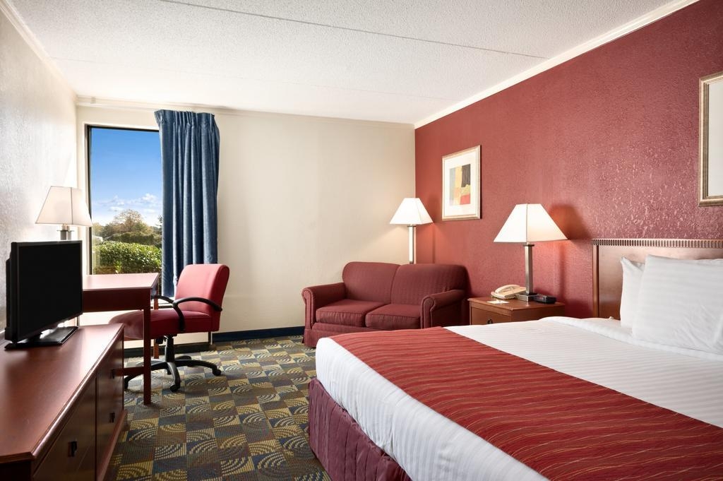 Days Inn & Suites by Wyndham Fort Bragg/Cross Cree