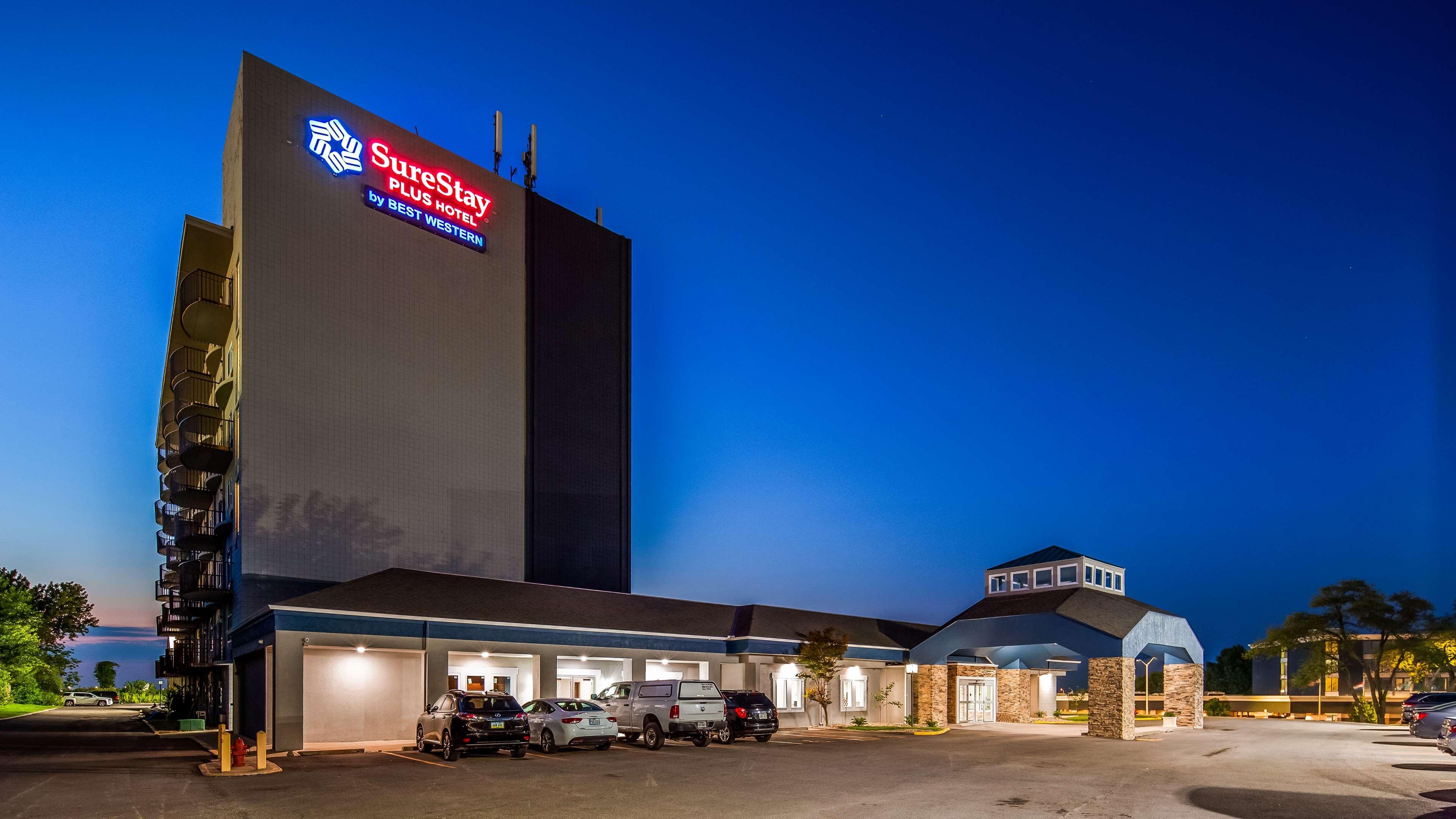 Orangewood Inn & Suites Kansas City Airport
