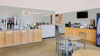 Super 8 by Wyndham Macomb
