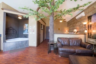 Eureka Springs Treehouses, Hobbit Caves & Castles