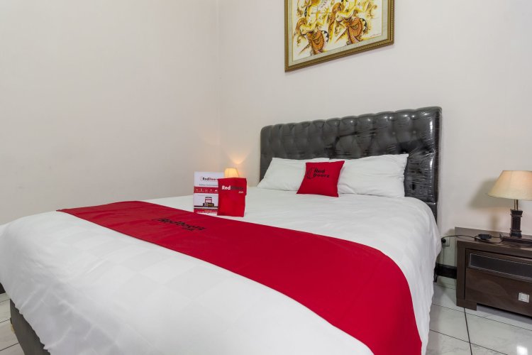 RedDoorz Plus near Riau Street 2