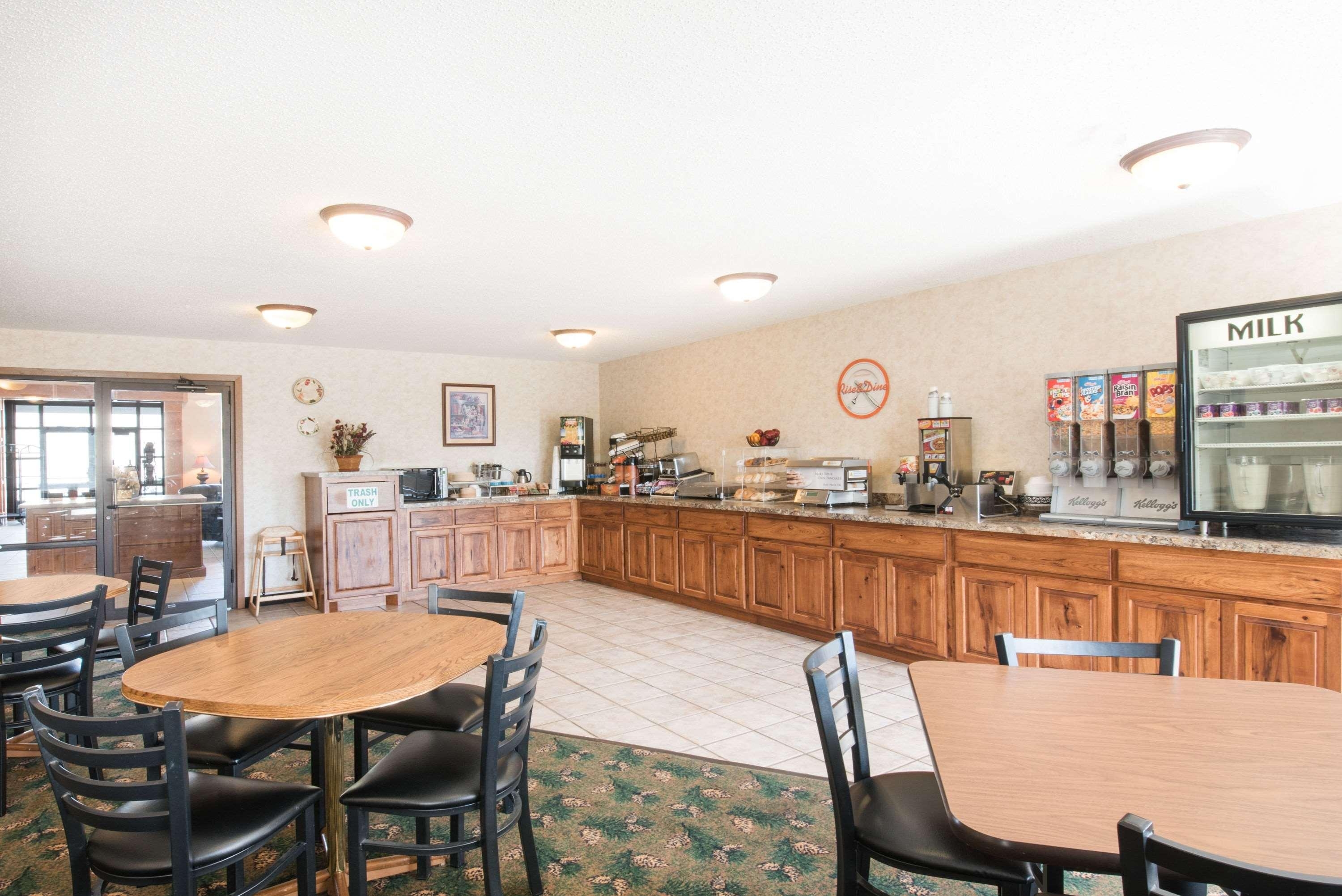 Howard Johnson Hotel & Suites by Wyndham Oacoma