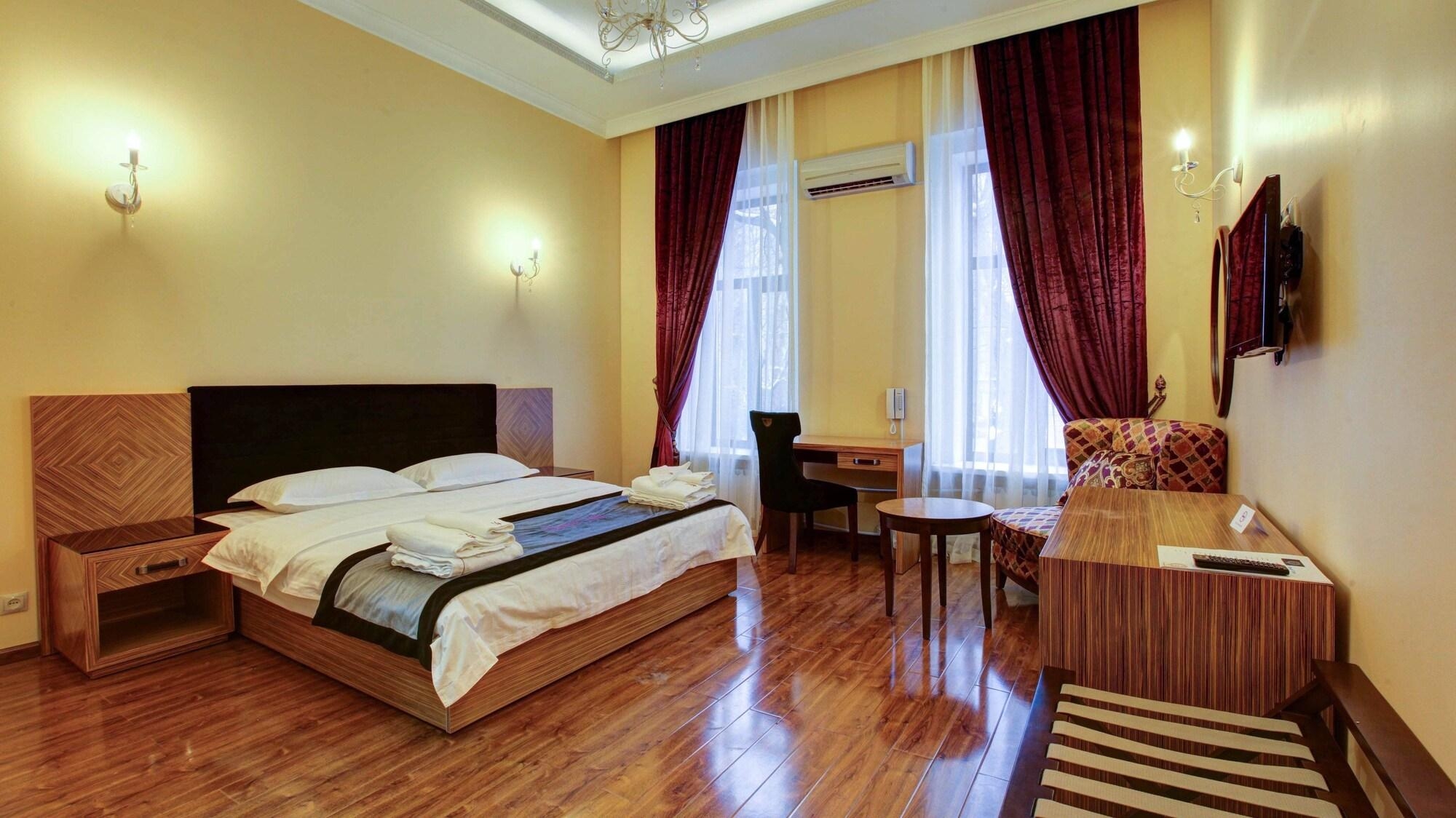 Sleepy Tom Hotel