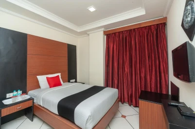 Capital O 8145 Emarald Hotel