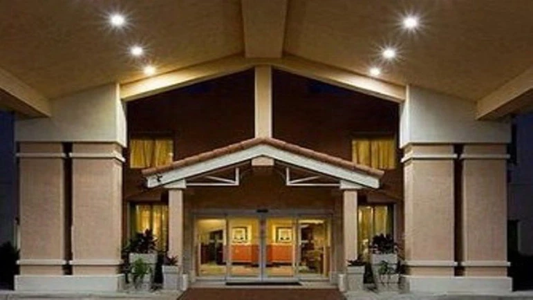 Holiday Inn Express and Suites Pembroke Pines Sher