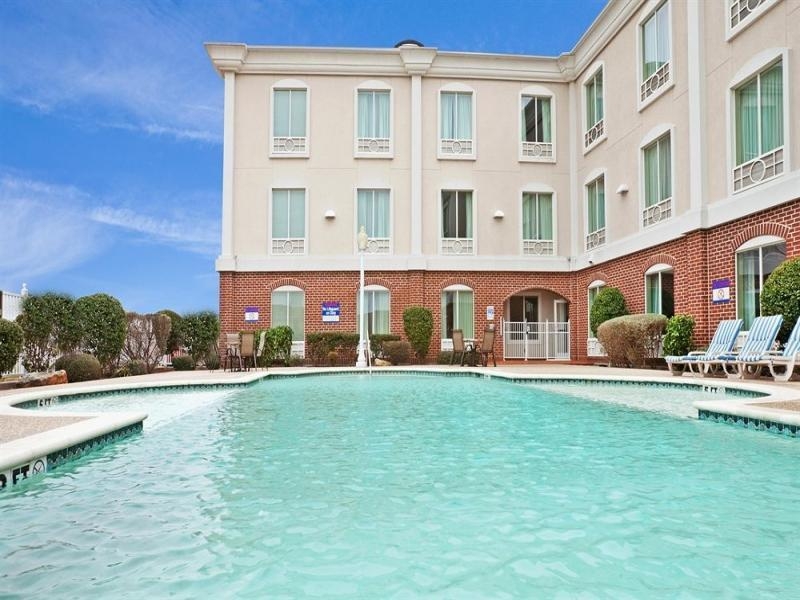 Holiday Inn Express and Suites Waxahachie