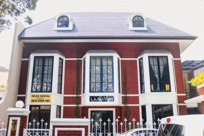 RedDoorz Premium near RS Pondok Indah La Maison
