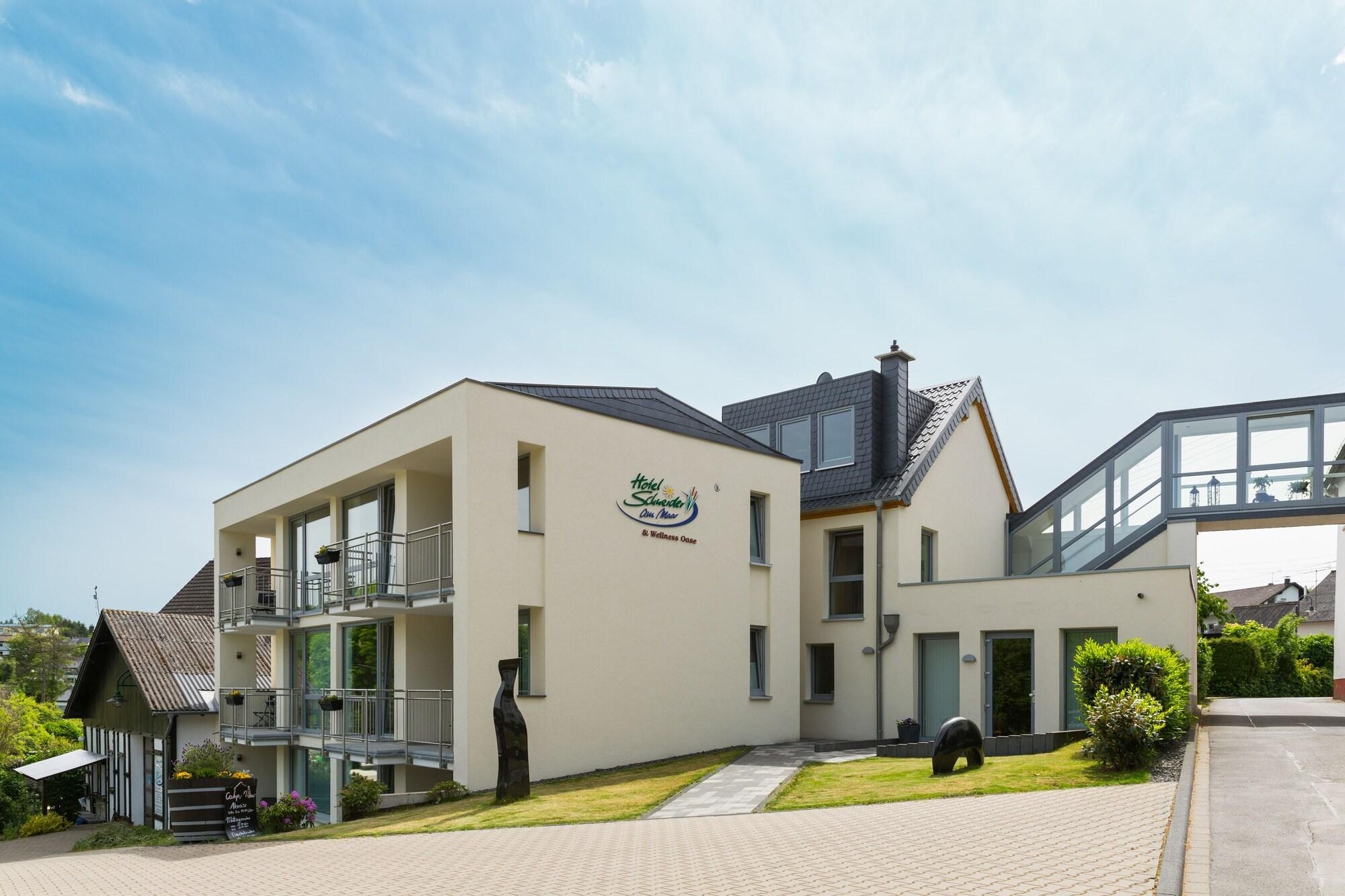 Eifel Selektion Schneider am Maar