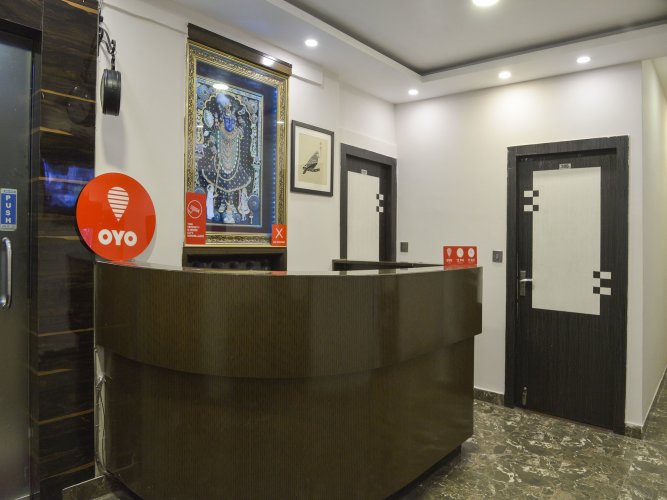 OYO Flagship 3352 Krishna Guest Lines Bagri Market