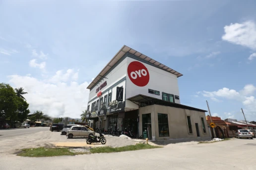 Super OYO 89678 Ady Hotel