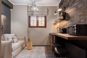 33 Solonos Suites