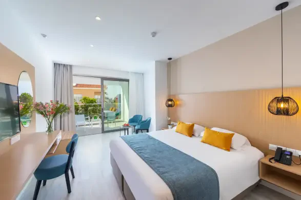 Leonardo Crystal Cove Hotel ve Spa by the Sea