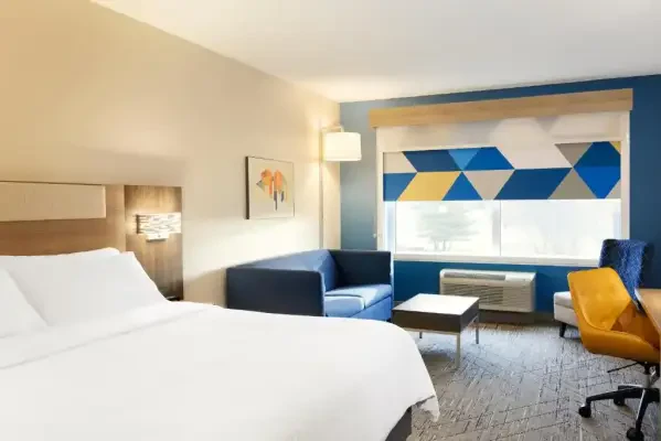 Holiday Inn Express and Suites Cincinnati Newport