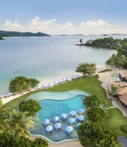 The Naka Island, um resort e spa de luxo em Phuket