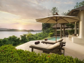 The Naka Island, um resort e spa de luxo em Phuket