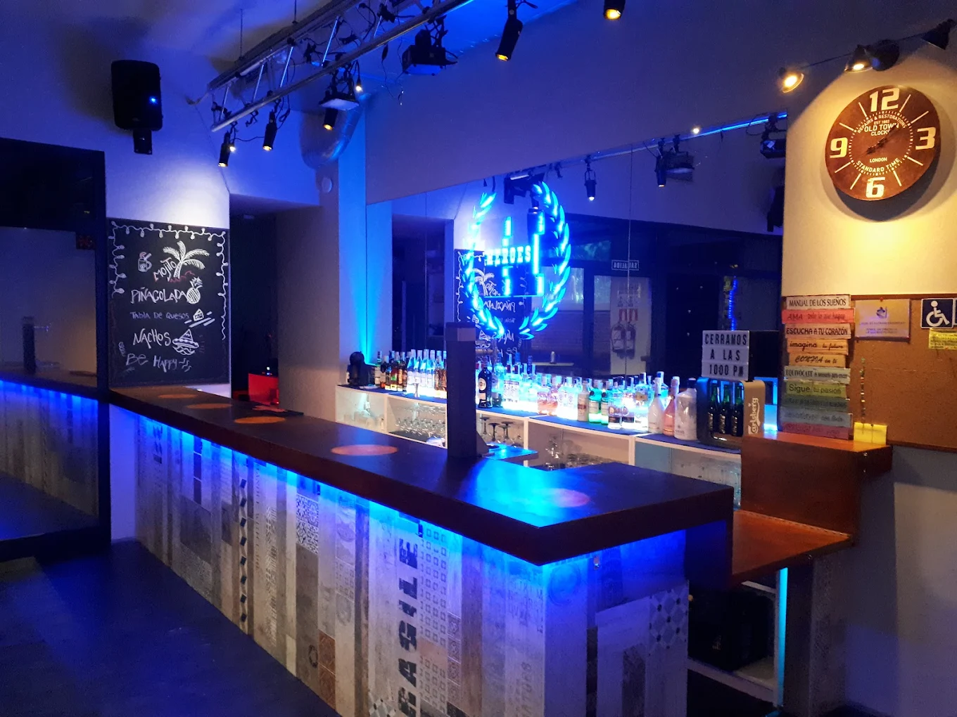 Heroes Bar