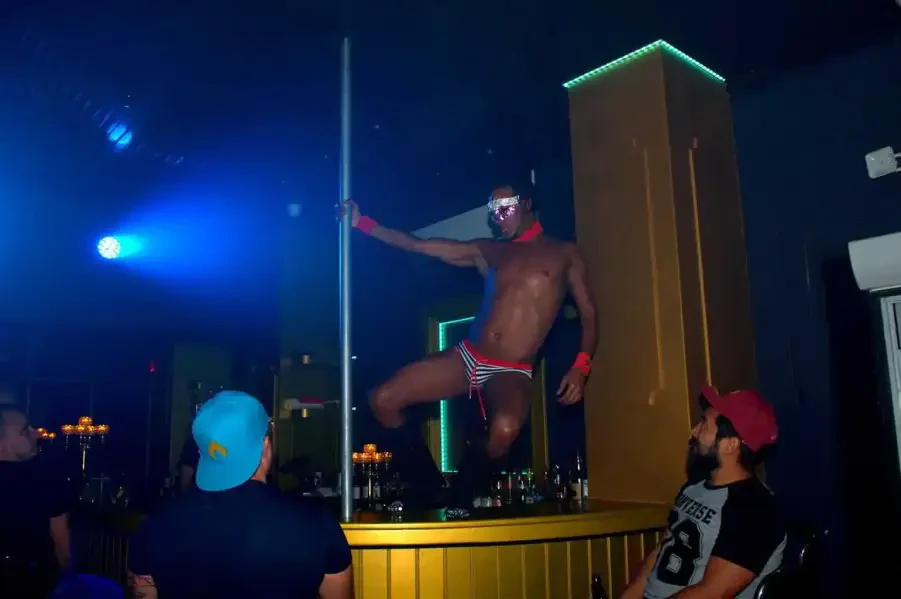 7 俱樂部休息酒吧 (已報告關閉)