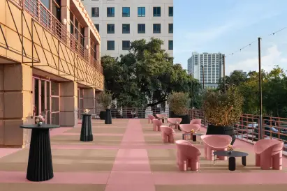 Downright Austin, Hotel Rinascimento