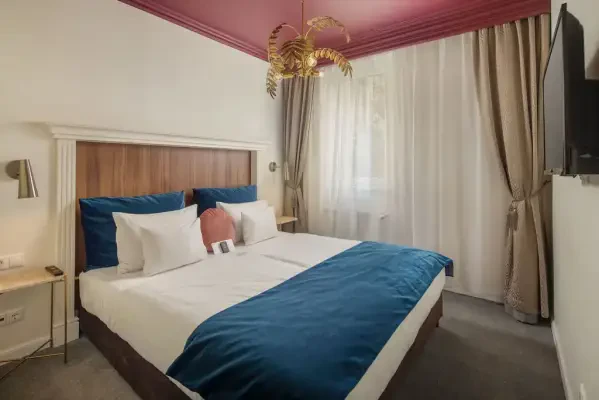 Queen's Court Hotel and Residence