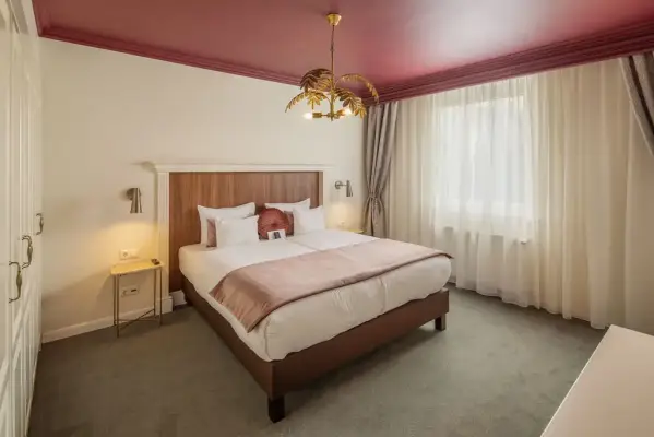 Queen's Court Hotel and Residence