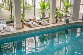 Queen's Court Hotel and Residence