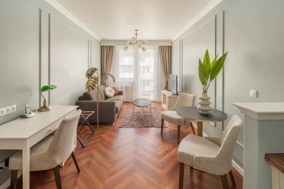 Queen's Court Hotel and Residence