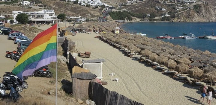 parking-in-ella-beach-mykonos