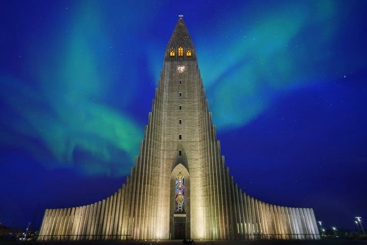 hallgrimskirkja-with-northern-light